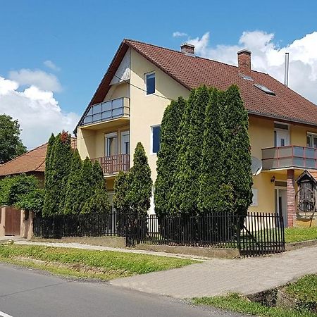 Grosses Ferienhaus Plattensee Balaton - Nyaralo Haz 6 Szobaval, 5 Fuerdoszobaval, 3000 Nm Apartment Szolad Luaran gambar