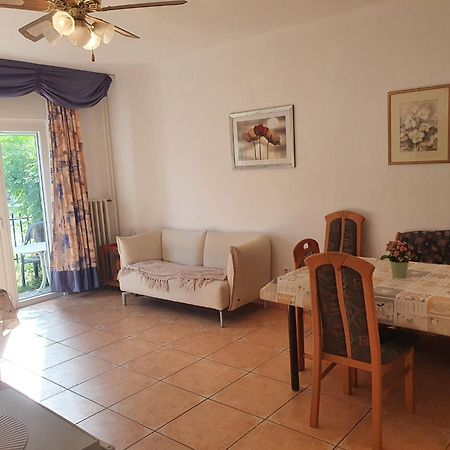 Grosses Ferienhaus Plattensee Balaton - Nyaralo Haz 6 Szobaval, 5 Fuerdoszobaval, 3000 Nm Apartment Szolad Luaran gambar