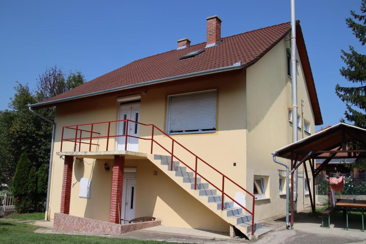 Grosses Ferienhaus Plattensee Balaton - Nyaralo Haz 6 Szobaval, 5 Fuerdoszobaval, 3000 Nm Apartment Szolad Luaran gambar