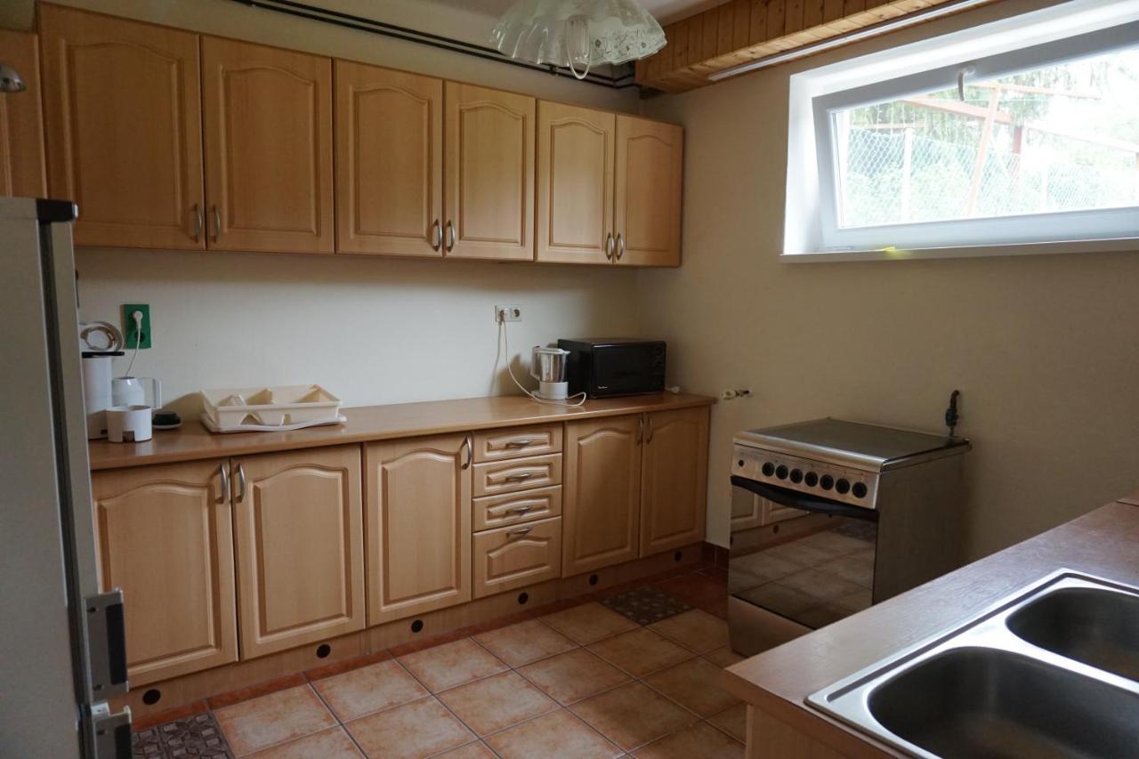 Grosses Ferienhaus Plattensee Balaton - Nyaralo Haz 6 Szobaval, 5 Fuerdoszobaval, 3000 Nm Apartment Szolad Luaran gambar