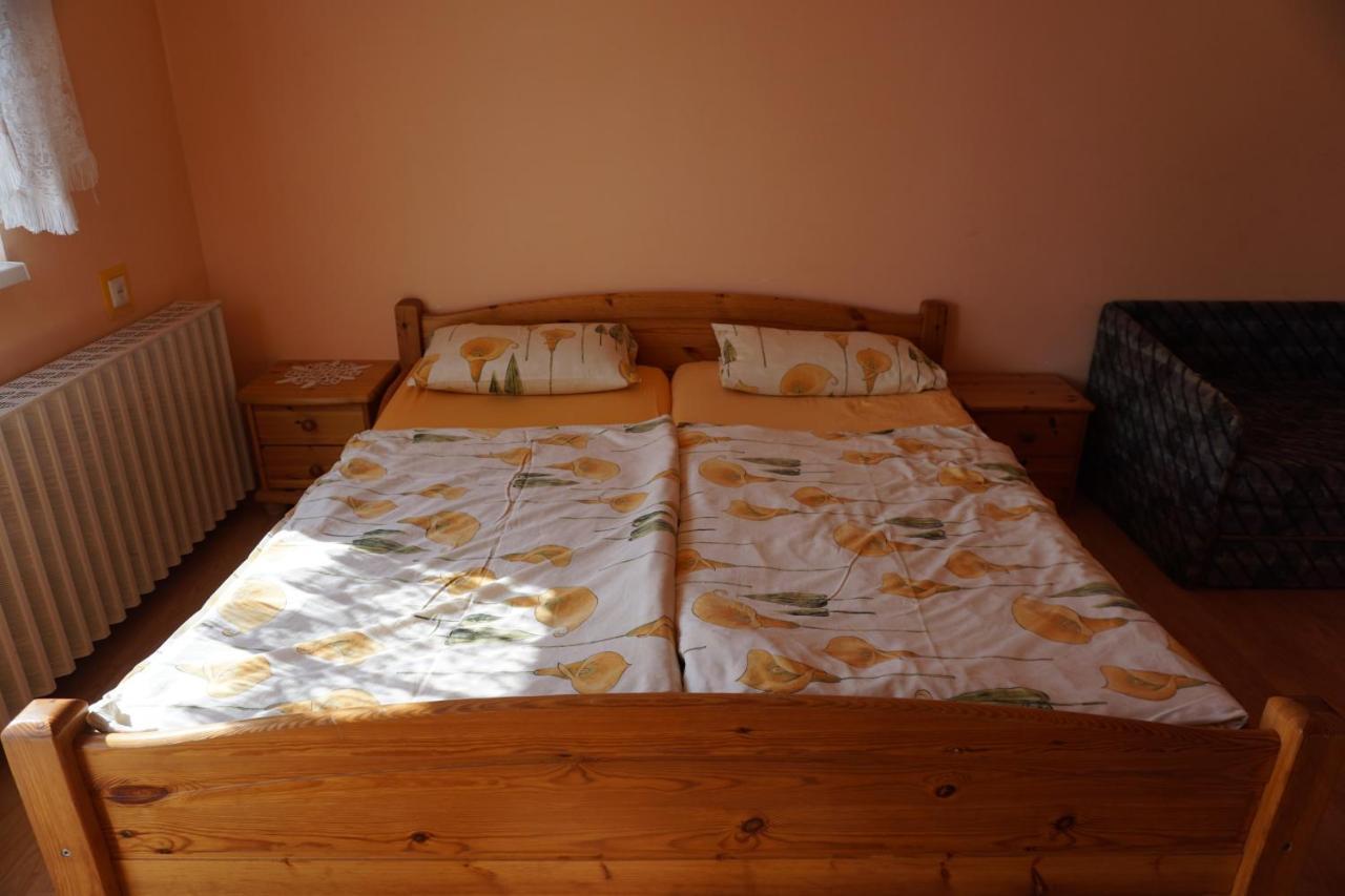 Grosses Ferienhaus Plattensee Balaton - Nyaralo Haz 6 Szobaval, 5 Fuerdoszobaval, 3000 Nm Apartment Szolad Luaran gambar