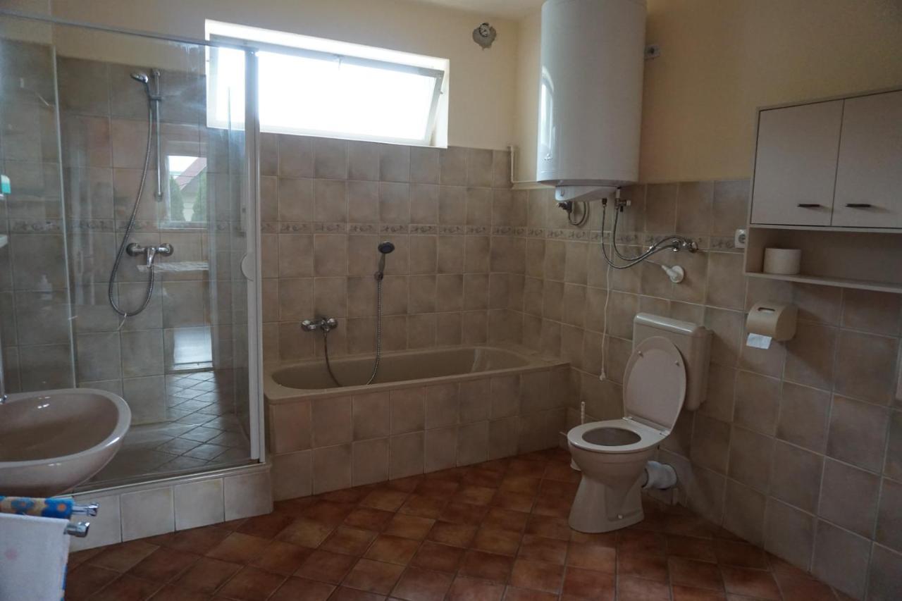 Grosses Ferienhaus Plattensee Balaton - Nyaralo Haz 6 Szobaval, 5 Fuerdoszobaval, 3000 Nm Apartment Szolad Luaran gambar