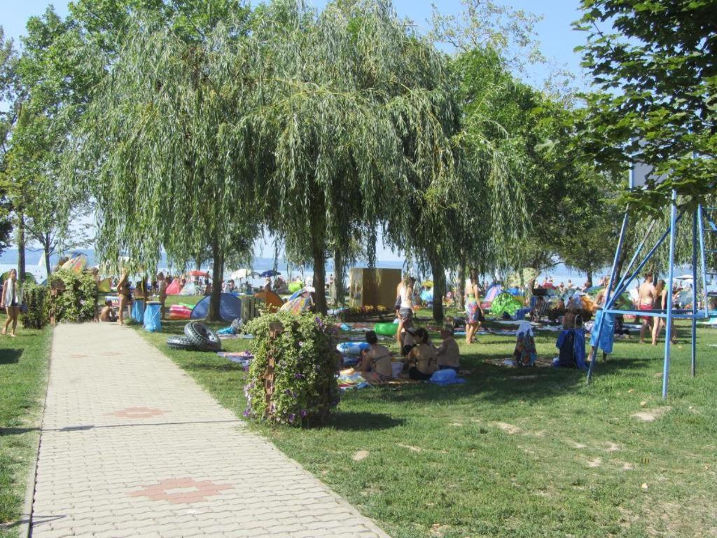 Grosses Ferienhaus Plattensee Balaton - Nyaralo Haz 6 Szobaval, 5 Fuerdoszobaval, 3000 Nm Apartment Szolad Luaran gambar