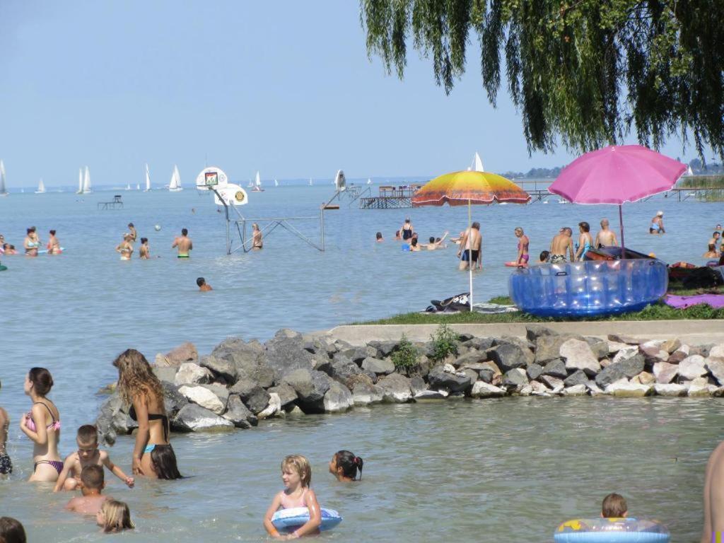 Grosses Ferienhaus Plattensee Balaton - Nyaralo Haz 6 Szobaval, 5 Fuerdoszobaval, 3000 Nm Apartment Szolad Luaran gambar