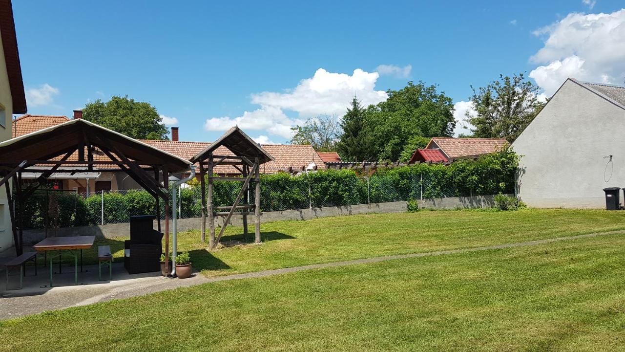 Grosses Ferienhaus Plattensee Balaton - Nyaralo Haz 6 Szobaval, 5 Fuerdoszobaval, 3000 Nm Apartment Szolad Luaran gambar