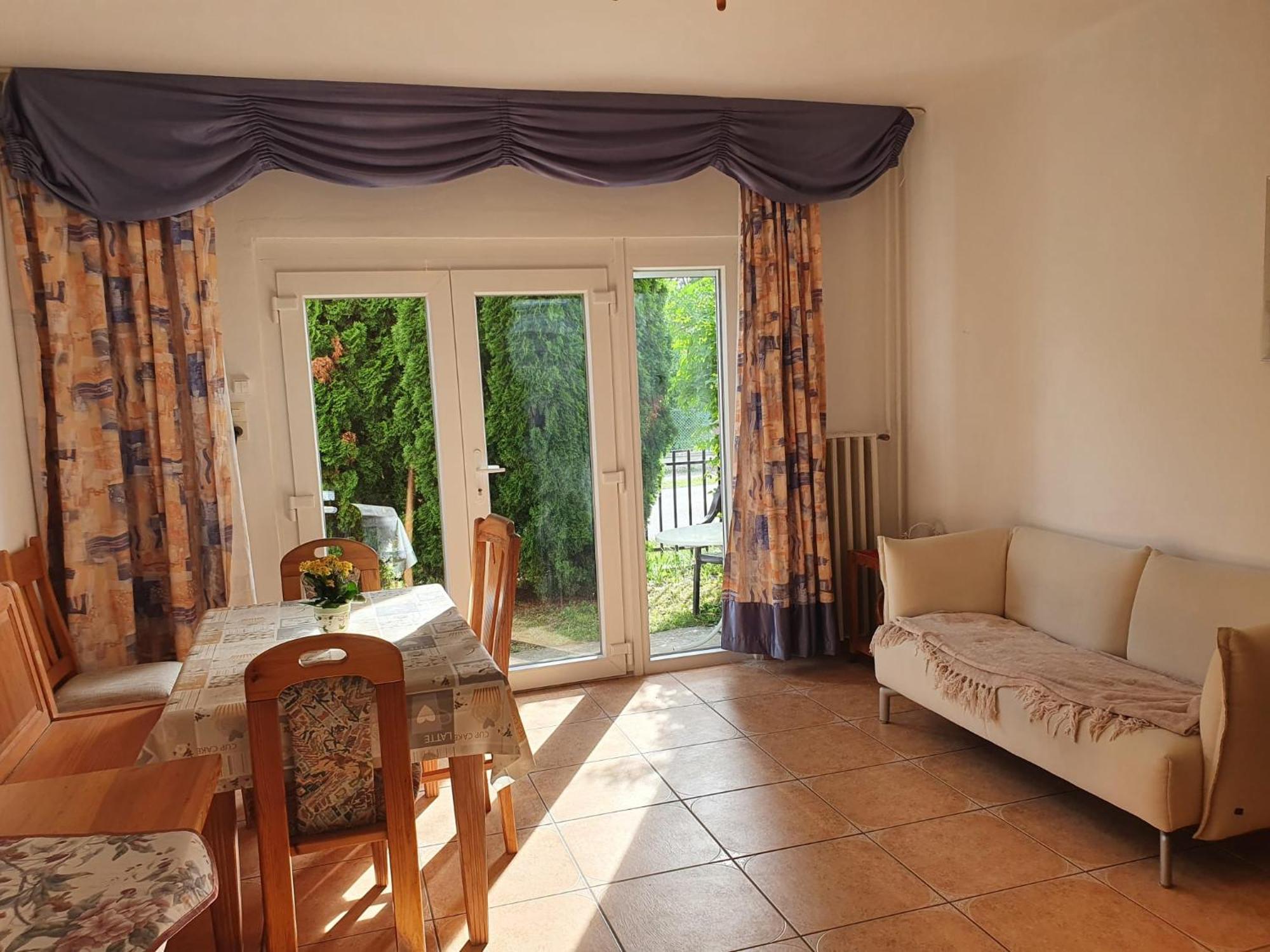 Grosses Ferienhaus Plattensee Balaton - Nyaralo Haz 6 Szobaval, 5 Fuerdoszobaval, 3000 Nm Apartment Szolad Luaran gambar