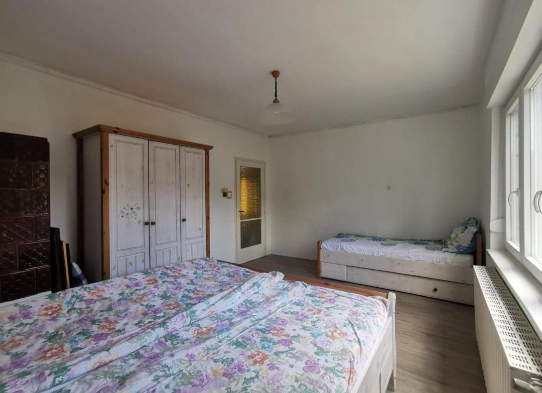 Grosses Ferienhaus Plattensee Balaton - Nyaralo Haz 6 Szobaval, 5 Fuerdoszobaval, 3000 Nm Apartment Szolad Luaran gambar