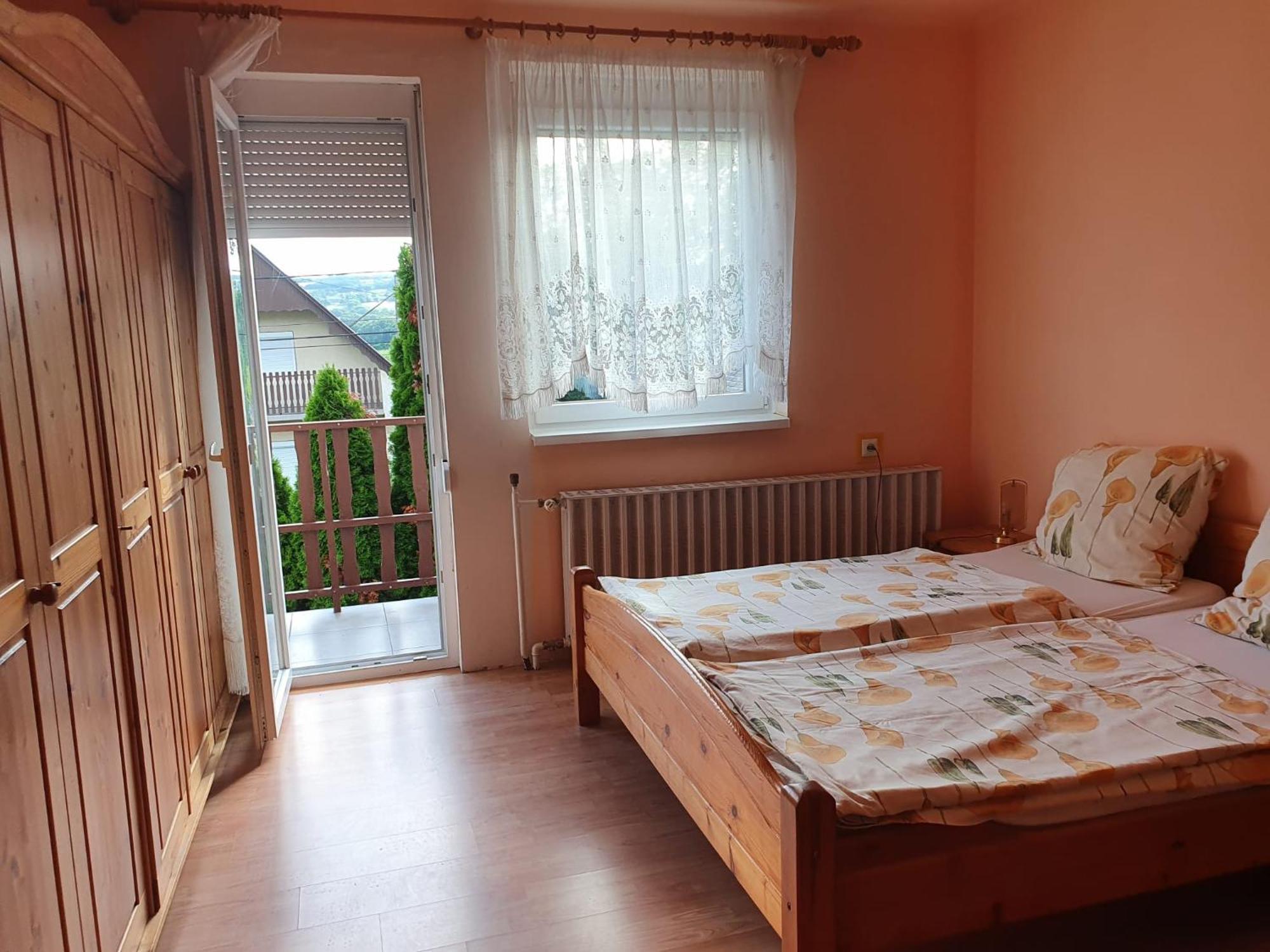 Grosses Ferienhaus Plattensee Balaton - Nyaralo Haz 6 Szobaval, 5 Fuerdoszobaval, 3000 Nm Apartment Szolad Luaran gambar